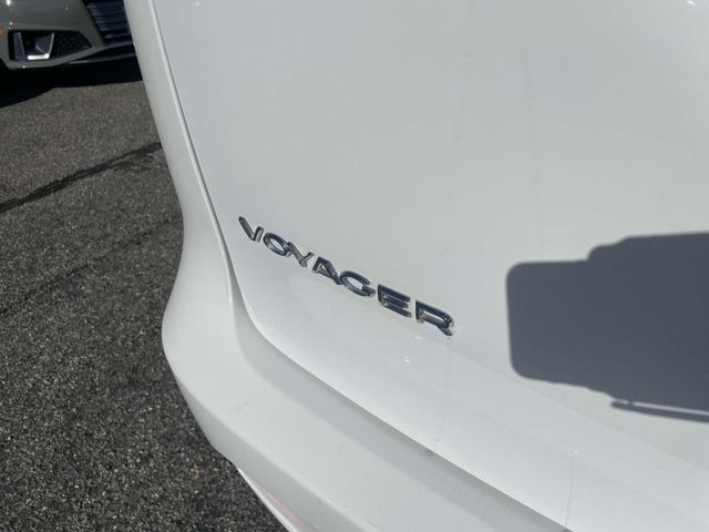 2022 Chrysler Voyager LX 6