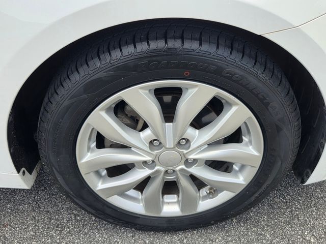 Used 2015 White Kia EX image 11