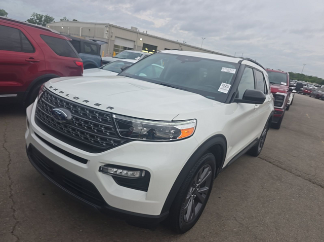 2023 White Metallic Ford Explorer XLT 4X4 SUV