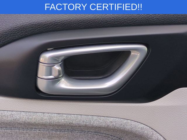 Used 2024 White Jeep Latitude image 13