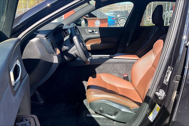 2022 Volvo XC60 B5 Momentum FWD