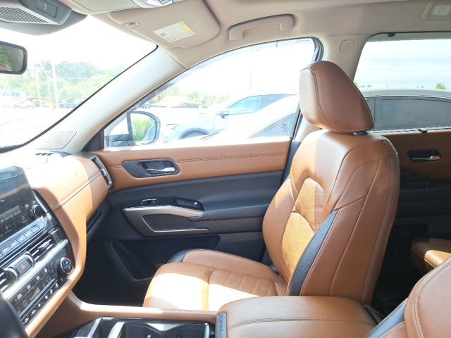 Used 2024 White Nissan Platinum image 18