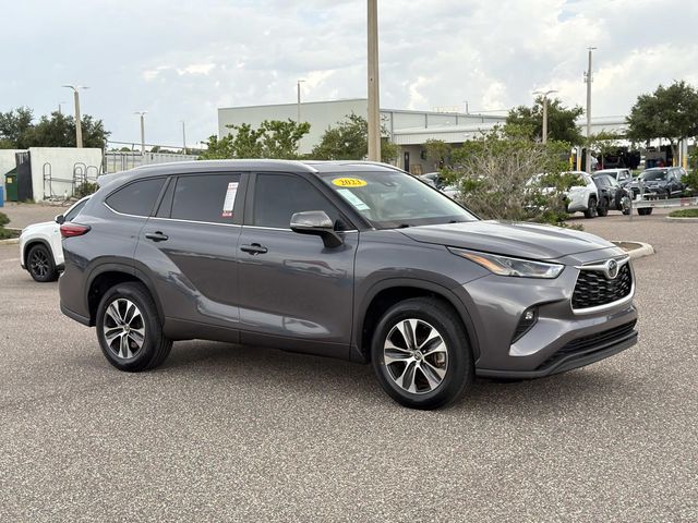 Magnetic Gray Metallic 2023 Toyota Highlander SUV / Crossover Front-Wheel Drive 8-Speed Automatic