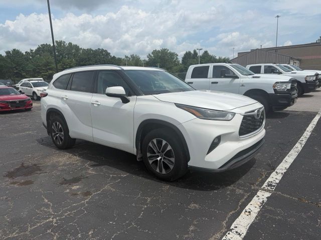 2021 Toyota Highlander XLE - Image 2