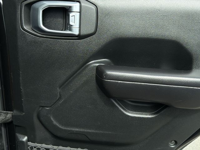 Used 2020 Black Jeep Mojave image 39