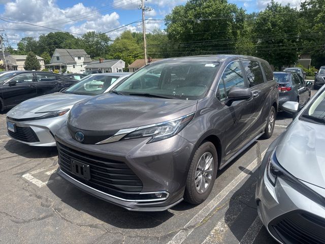 2021 Toyota Sienna XLE 7-Passenger Hybrid AWD's photo
