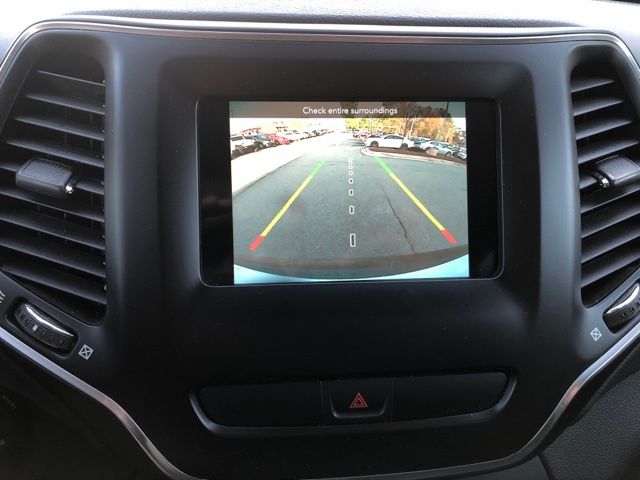 Used 2020 White Jeep Latitude image 21