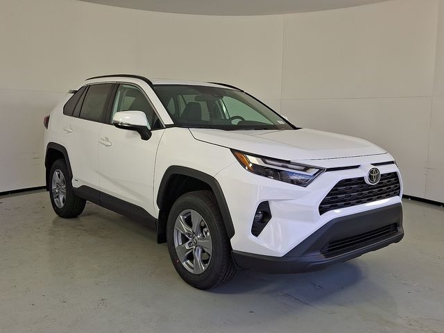 2025 Toyota RAV4 XLE's photo