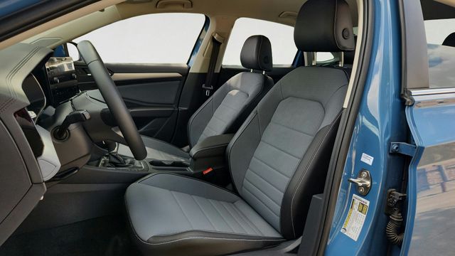 2025 Volkswagen Jetta SE - Photo 11