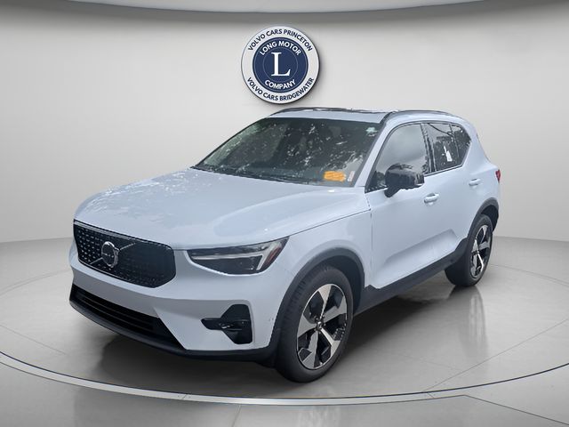 White (Cloud) 2026 Volvo XC40 SUV / Crossover All-Wheel Drive Automatic