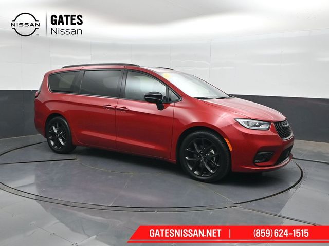 Red Hot Pearlcoat 2025 Chrysler Pacifica Minivan Front-Wheel Drive 9-Speed Automatic