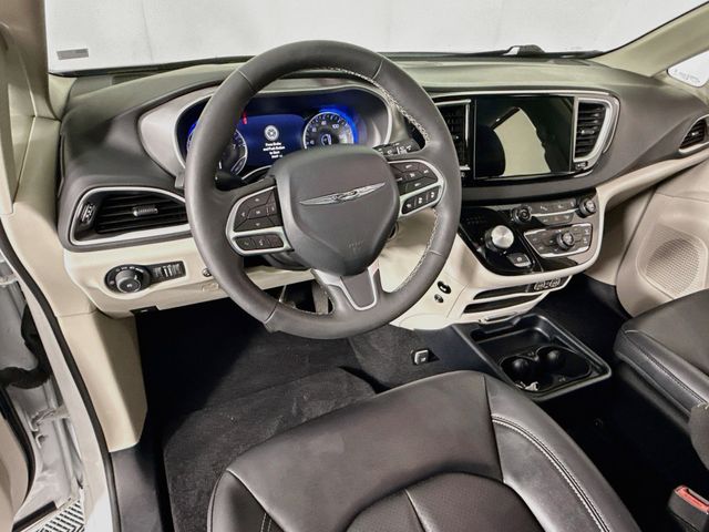 Used 2024 Chrysler Pacifica Van