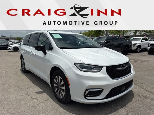 2024 Chrysler Pacifica Hybrid Select PHEV's photo