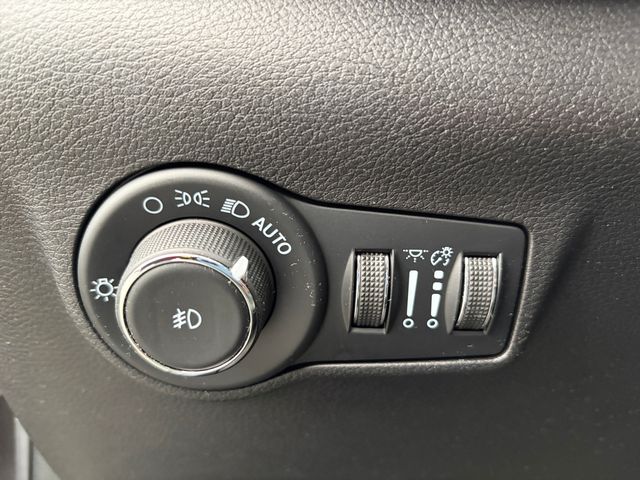 Used 2022 Gray Jeep Latitude image 30