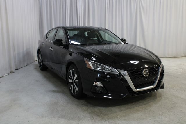 Used 2019 Black Nissan 2.5 SL image 36