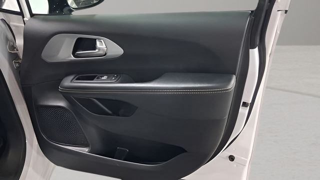 Used 2025 Chrysler Pacifica Van