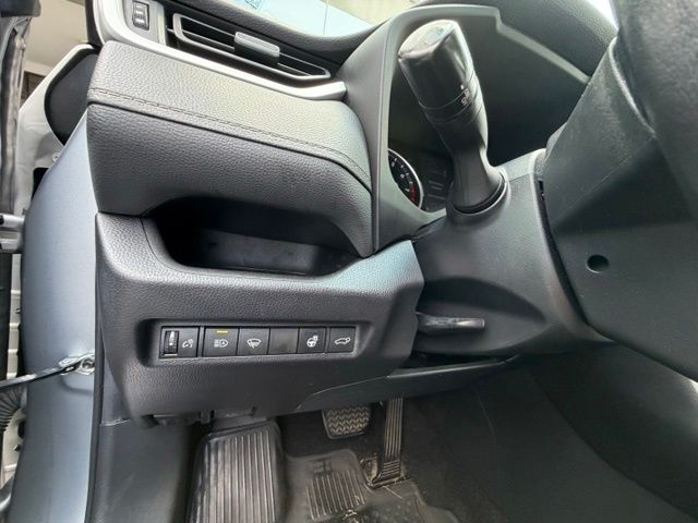 Used 2020 Silver Toyota XLE Premium image 13