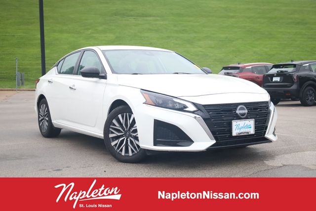 Glacier White 2025 Nissan Altima Sedan Front-Wheel Drive Continuously Variable Transmission