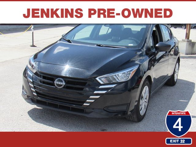 Super Black Metallic 2023 Nissan Versa Sedan Front-Wheel Drive Continuously Variable Transmission