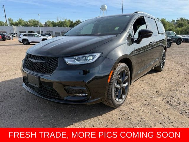 Brilliant Black Crystal Pearlcoat 2023 Chrysler Pacifica Minivan All-Wheel Drive 9-Speed Automatic