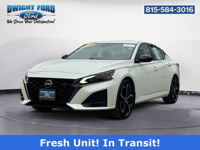 Pearl White Tricoat 2023 Nissan Altima Sedan Front-Wheel Drive Continuously Variable Transmission