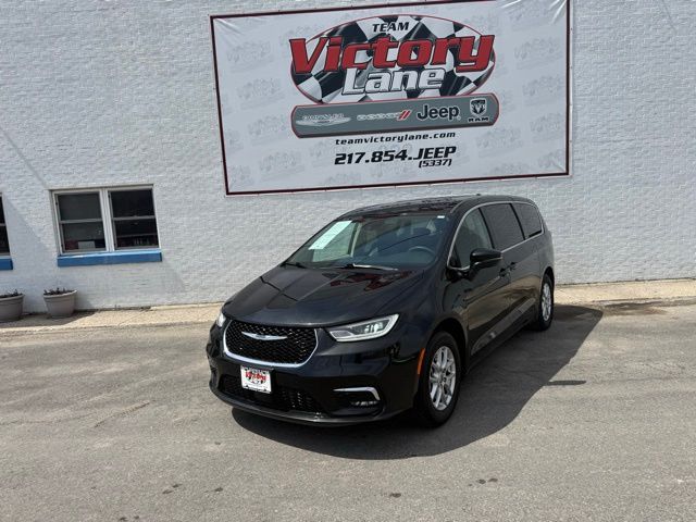 Brilliant Black Crystal Pearlcoat 2023 Chrysler Pacifica Touring L FWD Minivan Front-Wheel Drive 9-Speed Automatic