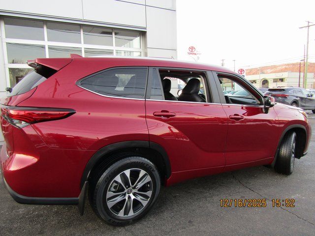 used 2023 Toyota Highlander car, priced at $34,999