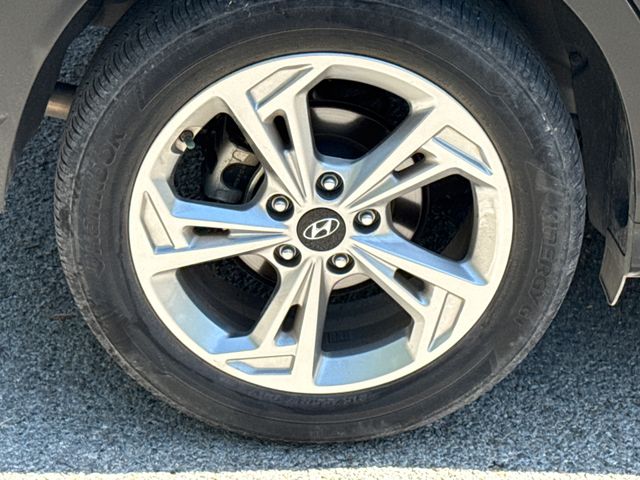 Used 2023 White Hyundai SEL image 9