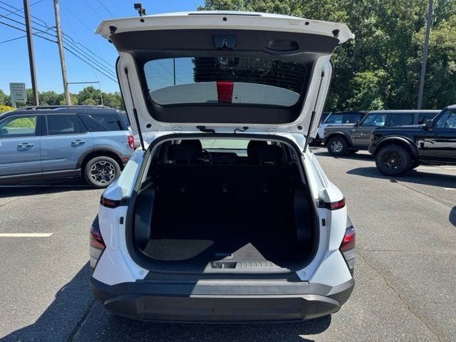 Used 2025 White Hyundai SEL image 7