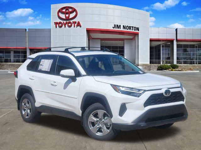 2025 Toyota RAV4 XLE's photo