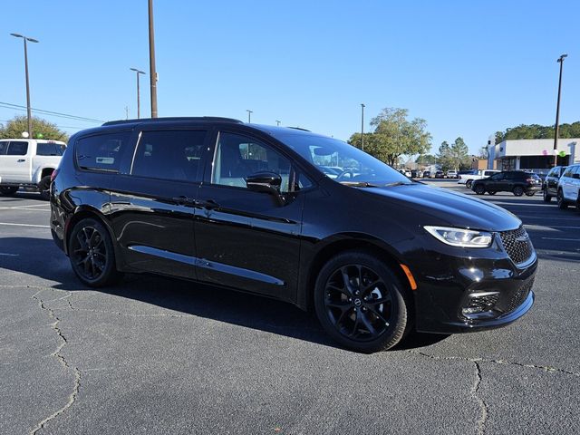 Diamond Black Crystal Pearlcoat 2026 Chrysler Pacifica Limited FWD Minivan Front-Wheel Drive 9-Speed Automatic