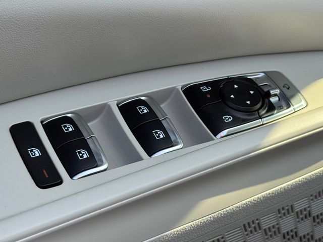 Used 2025 Kia Carnival Hybrid Van