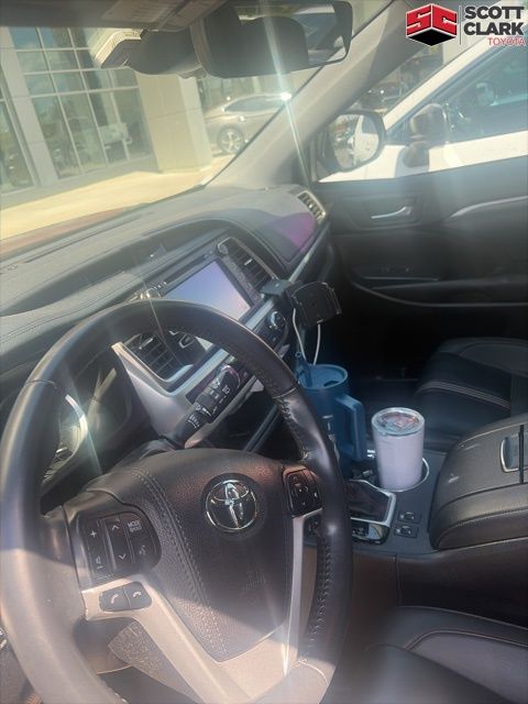 Used 2019 Toyota Highlander SE with VIN 5TDKZRFH9KS352638 for sale in Matthews, NC