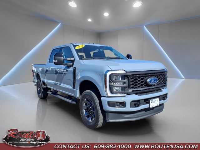 Gray Metallic 2024 Ford F-250 Super Duty Lariat Crew Cab 4WD Pickup Truck Four-Wheel Drive Automatic