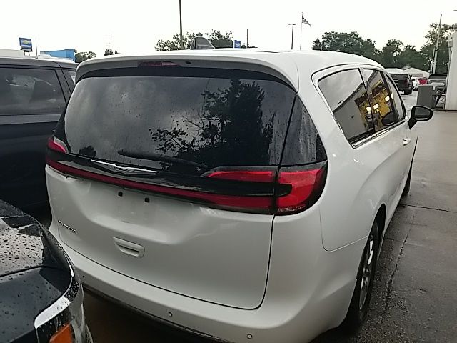 Used 2024 Chrysler Pacifica Van