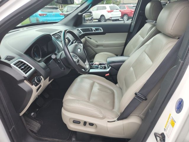 Used 2012 White Platinum Clearcoat Metallic Ford Limited image 11