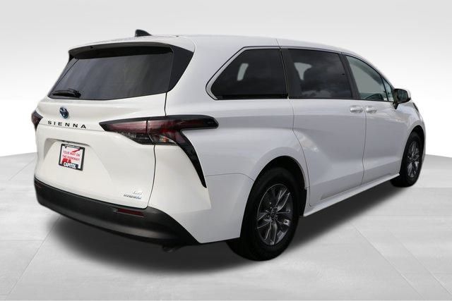 2023 Toyota Sienna LE 20