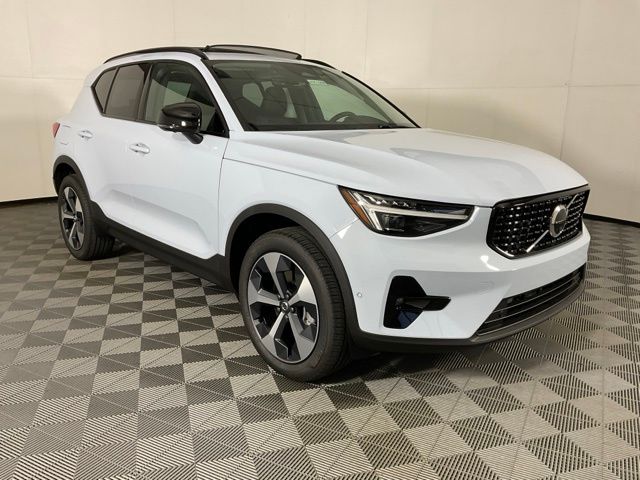 White (Cloud) 2026 Volvo XC40 SUV / Crossover All-Wheel Drive Automatic