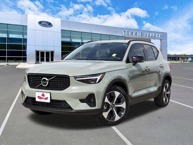 2025 Volvo XC40 B5 Plus Dark Theme