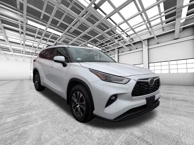 White (Wind Chill Pearl) 2025 Toyota Highlander SUV / Crossover All-Wheel Drive 8-Speed Automatic