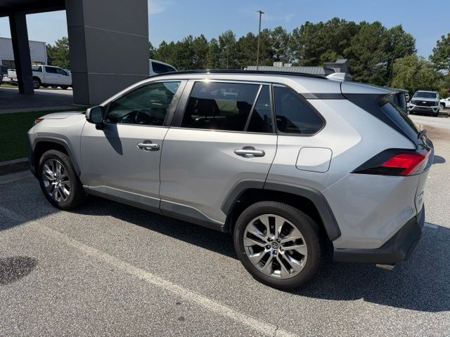 Used 2020 Silver Toyota XLE Premium image 3