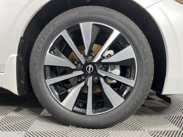 2025 Aspen White Tricoat Nissan Sentra SV FWD Sedan