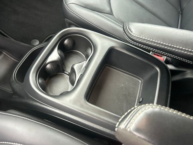 Used 2025 Chrysler Pacifica Van
