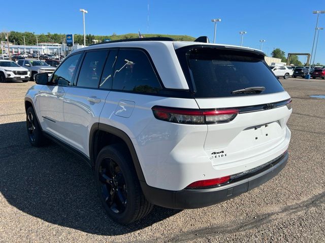 2022 Bright White Clearcoat Jeep Grand Cherokee Altitude 4X4 SUV