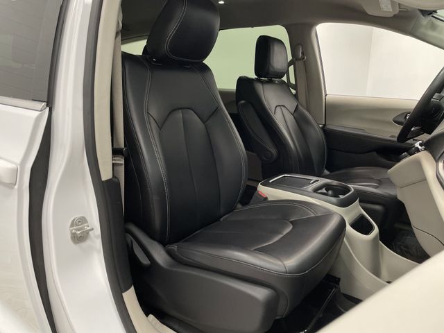 2023 Chrysler Pacifica Touring L photo