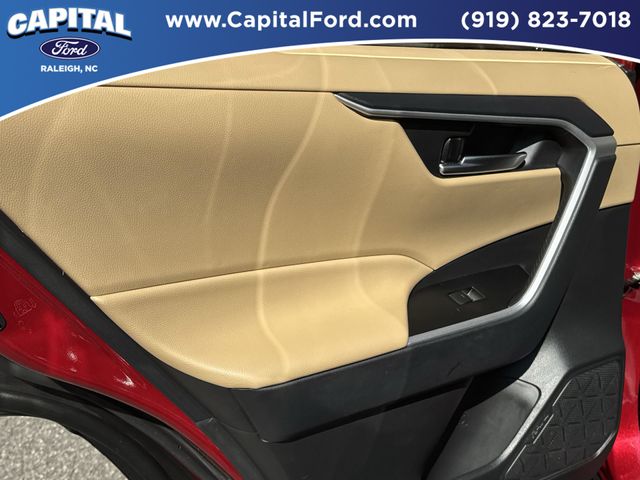 Used 2025  Toyota XLE Premium image 17