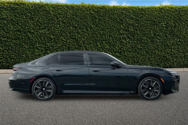 Used 2025 Black BMW xDrive60 image 3