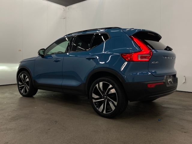 2023 Volvo XC40 B5 Plus Dark Theme