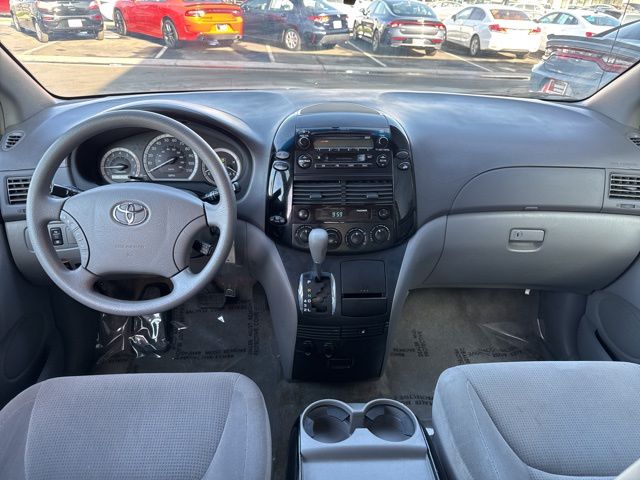 2005 Toyota Sienna LE 19