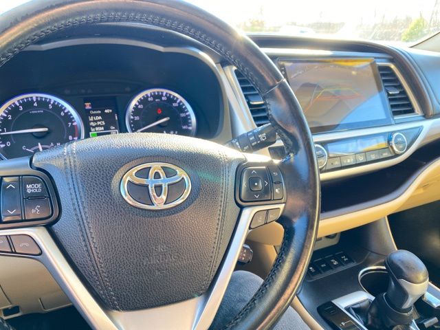 2017 Toyota Highlander XLE 32